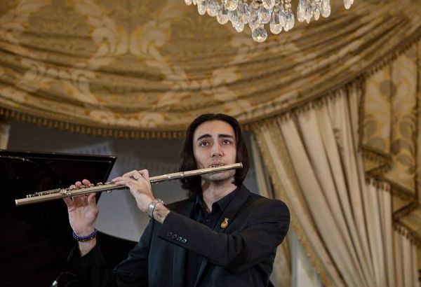 Paris : le flûtiste azerbaïdjanais Agarahim Gouliyev a dédié sa pièce De Profundis à la mémoire d'Azad Rahimov
