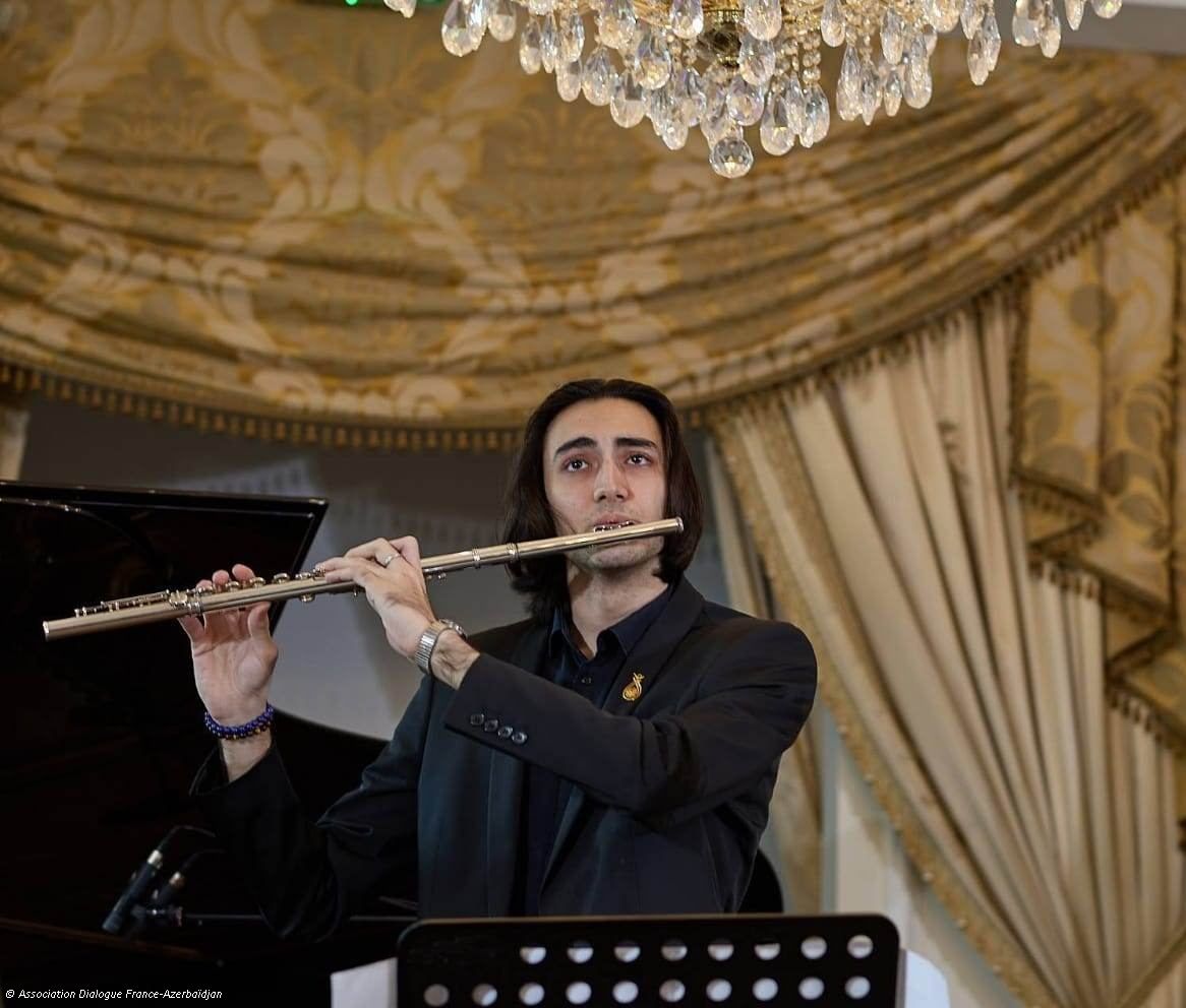 Paris : le flûtiste azerbaïdjanais Agarahim Gouliyev a dédié sa pièce De Profundis à la mémoire d'Azad Rahimov