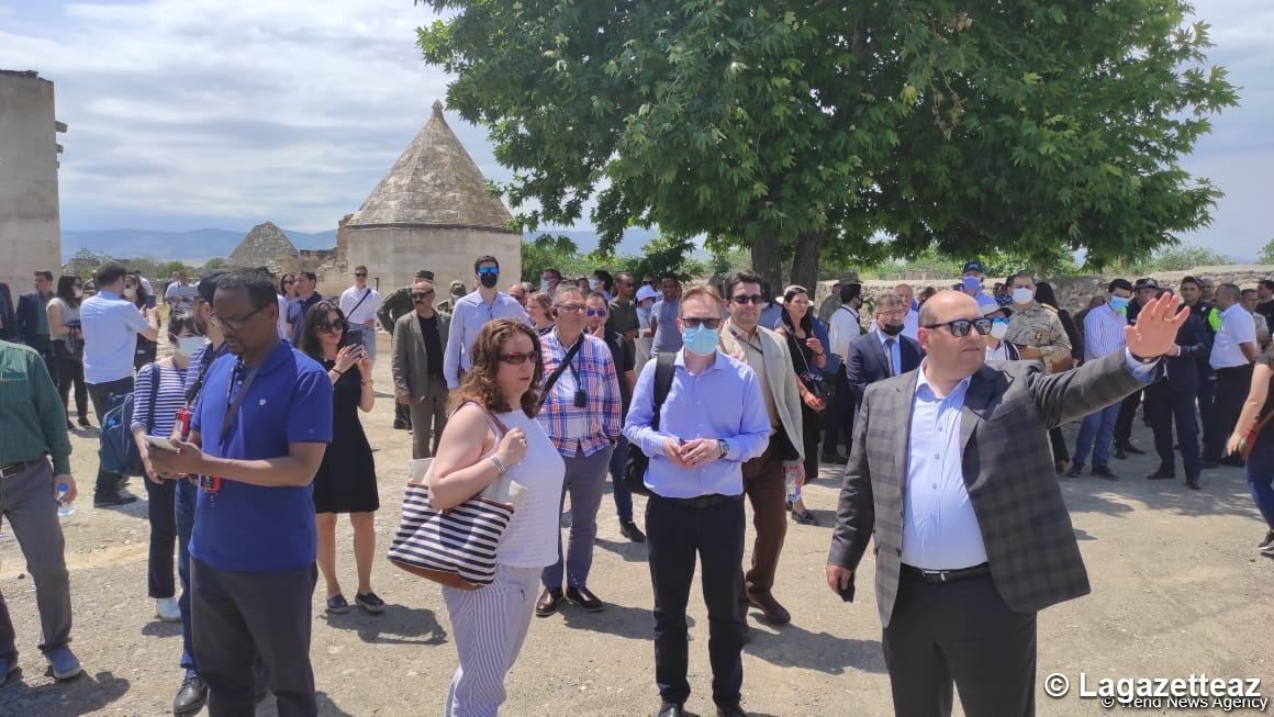 Des diplomates étrangers visitent le complexe « Imaret » à Aghdam détruit par les Arméniens