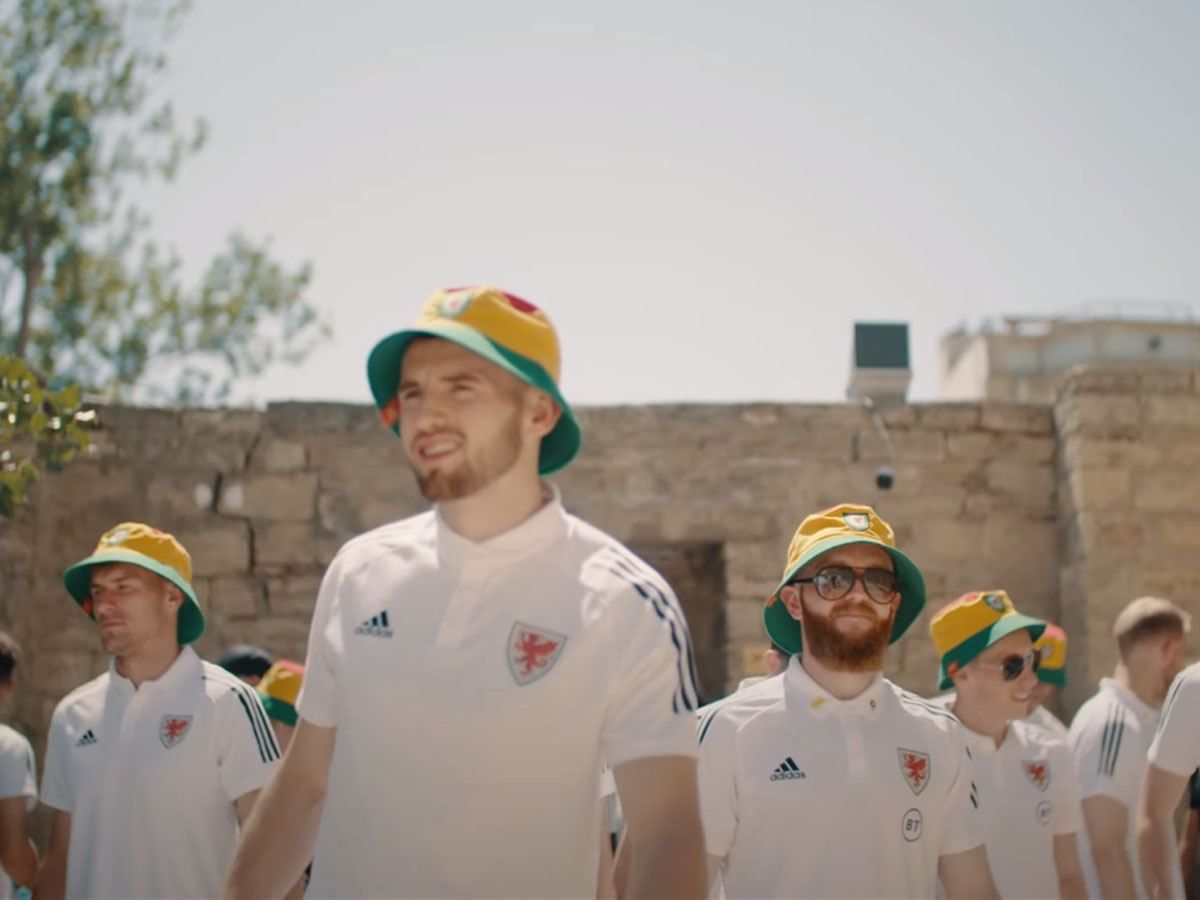 Azerbaïdjan : les membres de l'équipe nationale de football du Pays de Galles marchent dans les rues de Bakou