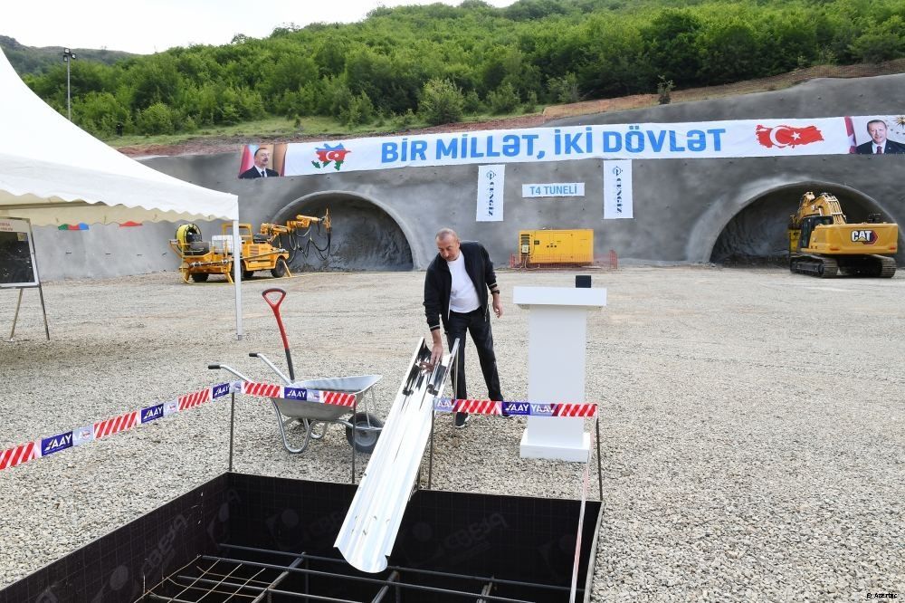 Le président Ilham Aliyev pose la première pierre d’un tunnel de l’autoroute Ahmadbeyli-Fuzouli-Choucha