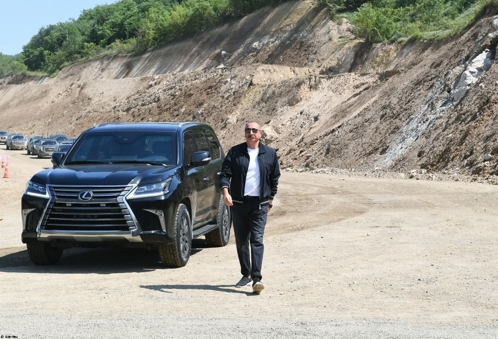 Visite du chantier d’un pont sur la Route du triomphe