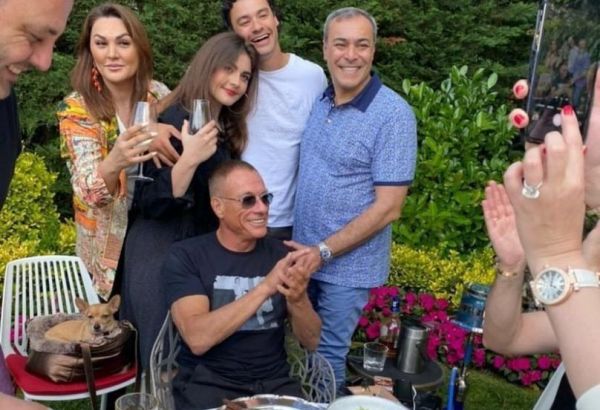 Van Damme danse la lezginka avec le père de sa belle-fille azerbaïdjanaise - VIDEO