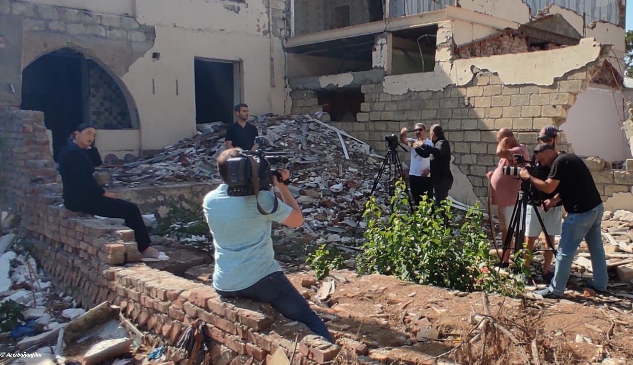 Le tournage d'un film sur une journaliste turque, témoin de la seconde guerre du Karabagh, a pris fin - Gallery Image