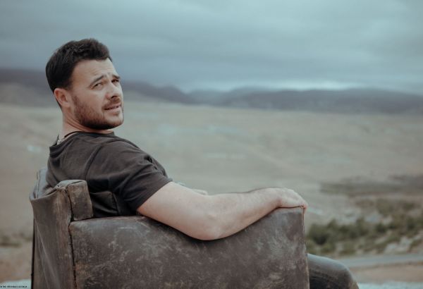 Pourquoi EMIN a-t-il besoin d'un fauteuil ? Le voyage de l'artiste à travers les montagnes et les forêts en Azerbaïdjan