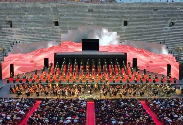 Italie : le chanteur d'opéra azerbaïdjanais Azer Zadeh s'est triomphalement produit dans un ancien amphithéâtre romain destiné aux combats de gladiateurs - (PHOTO/VIDEO)