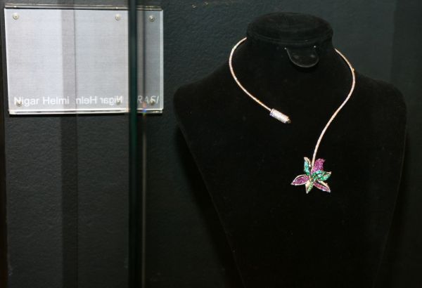 Une exposition de bijoux et d'œuvres d'art présentée  à Bakou, dont l'élément principal est la fleur « Khari Bulbul »