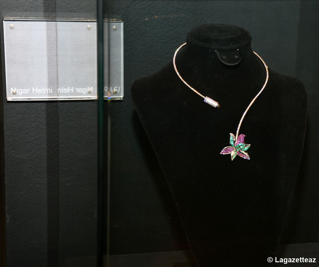 Une exposition de bijoux et d'œuvres d'art présentée  à Bakou, dont l'élément principal est la fleur « Khari Bulbul »