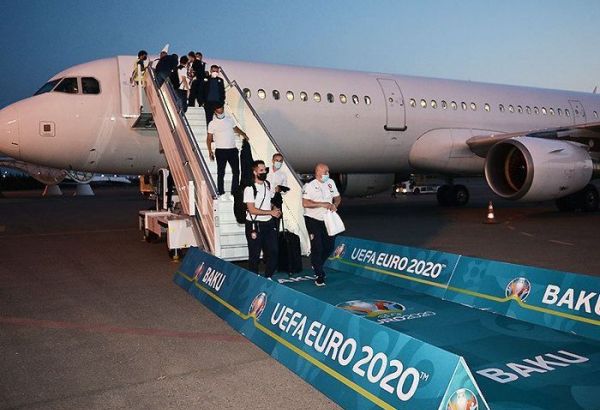 EURO 2020 : les équipes nationales de football tchèque et danoise arrivent à Bakou pour participer à un match des quarts de finale
