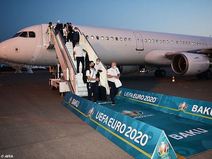 EURO 2020 : les équipes nationales de football tchèque et danoise arrivent à Bakou pour participer à un match des quarts de finale