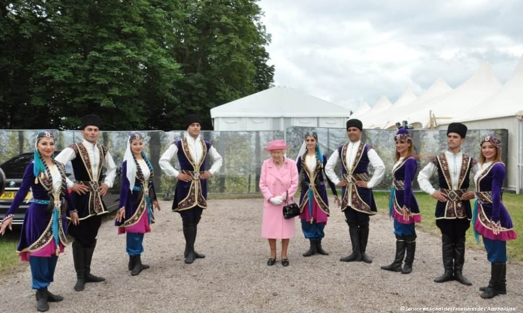 Azerbaïdjan-Royaume-Uni : la reine Élizabeth II a regardé la composition « Khari Bulbul » et la performance des chevaux du Karabagh