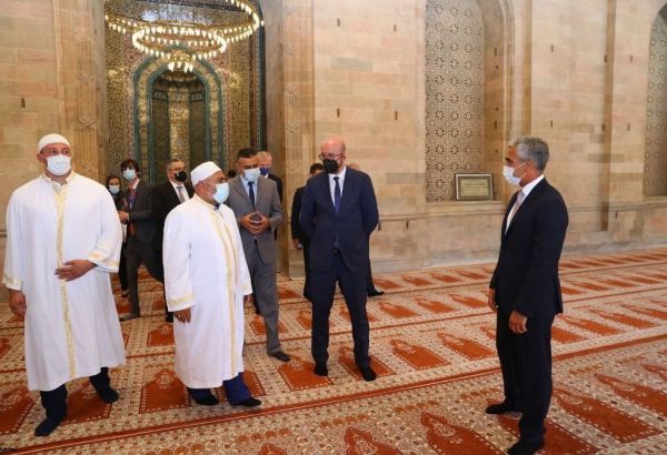 Azerbaijan : le président du Conseil européen visite la mosquée de Juma à Chamakhi