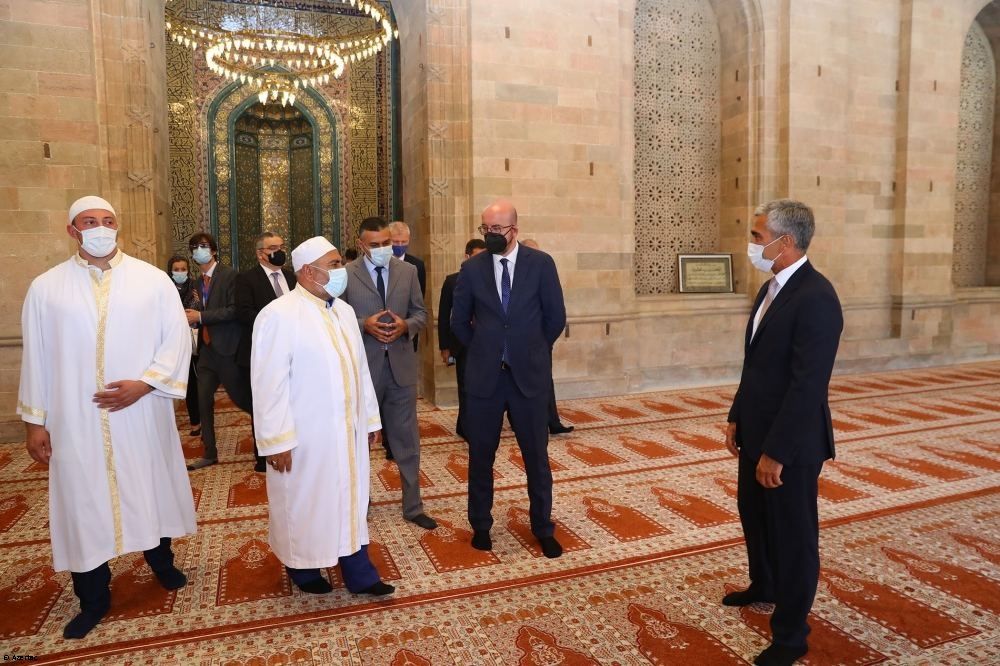 Azerbaijan : le président du Conseil européen visite la mosquée de Juma à Chamakhi