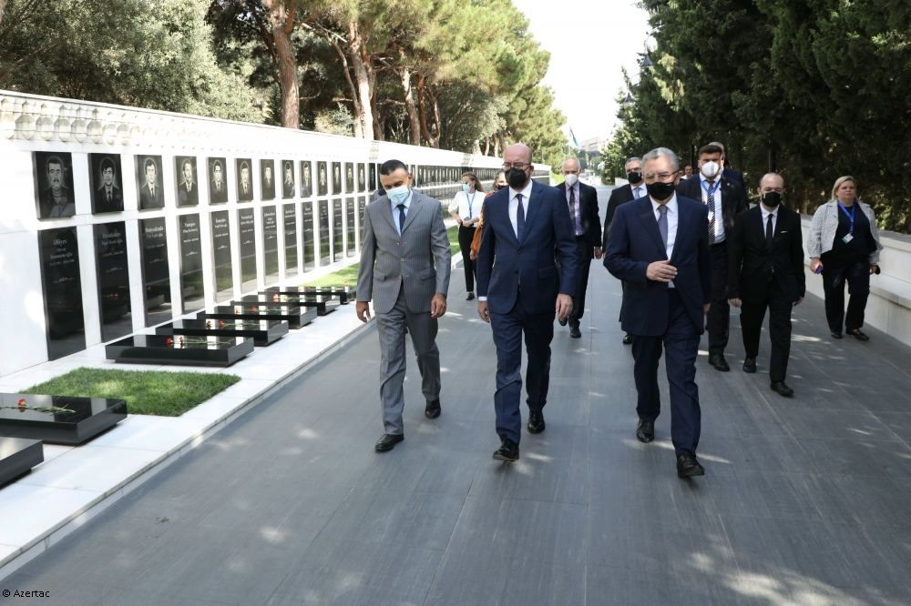 Le président du Conseil européen visite l'Allée des Martyrs à Bakou
