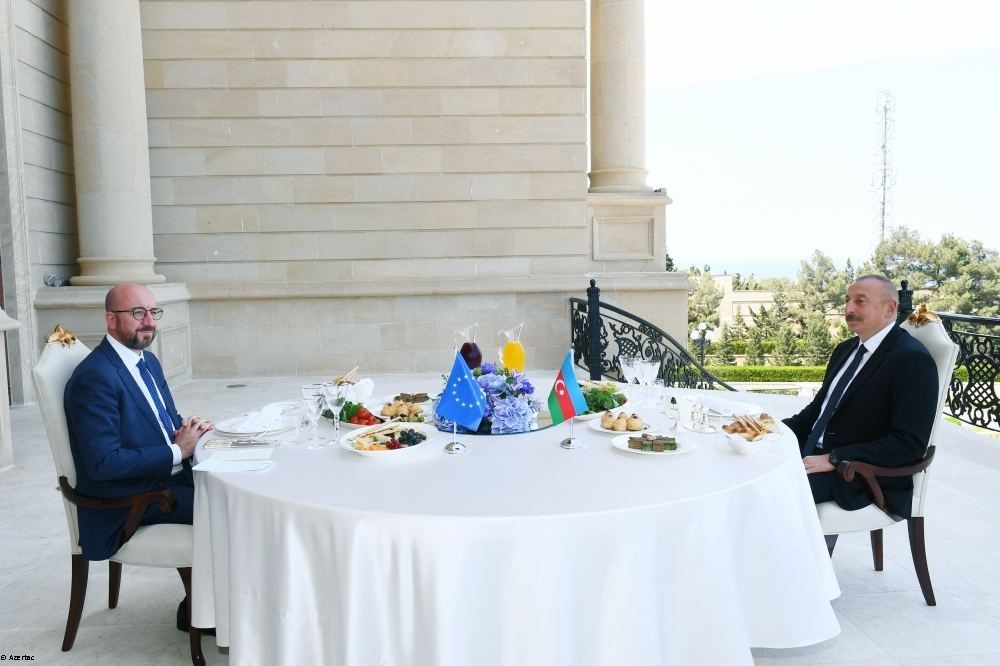 Le président azerbaïdjanais et le président du Conseil européen se réunissent autour d’un déjeuner de travail