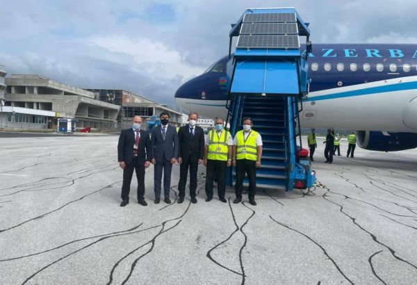 Un avion d'Azerbaijan Airlines livre des vaccins anti-COVID-19 à la Bosnie-Herzégovine
