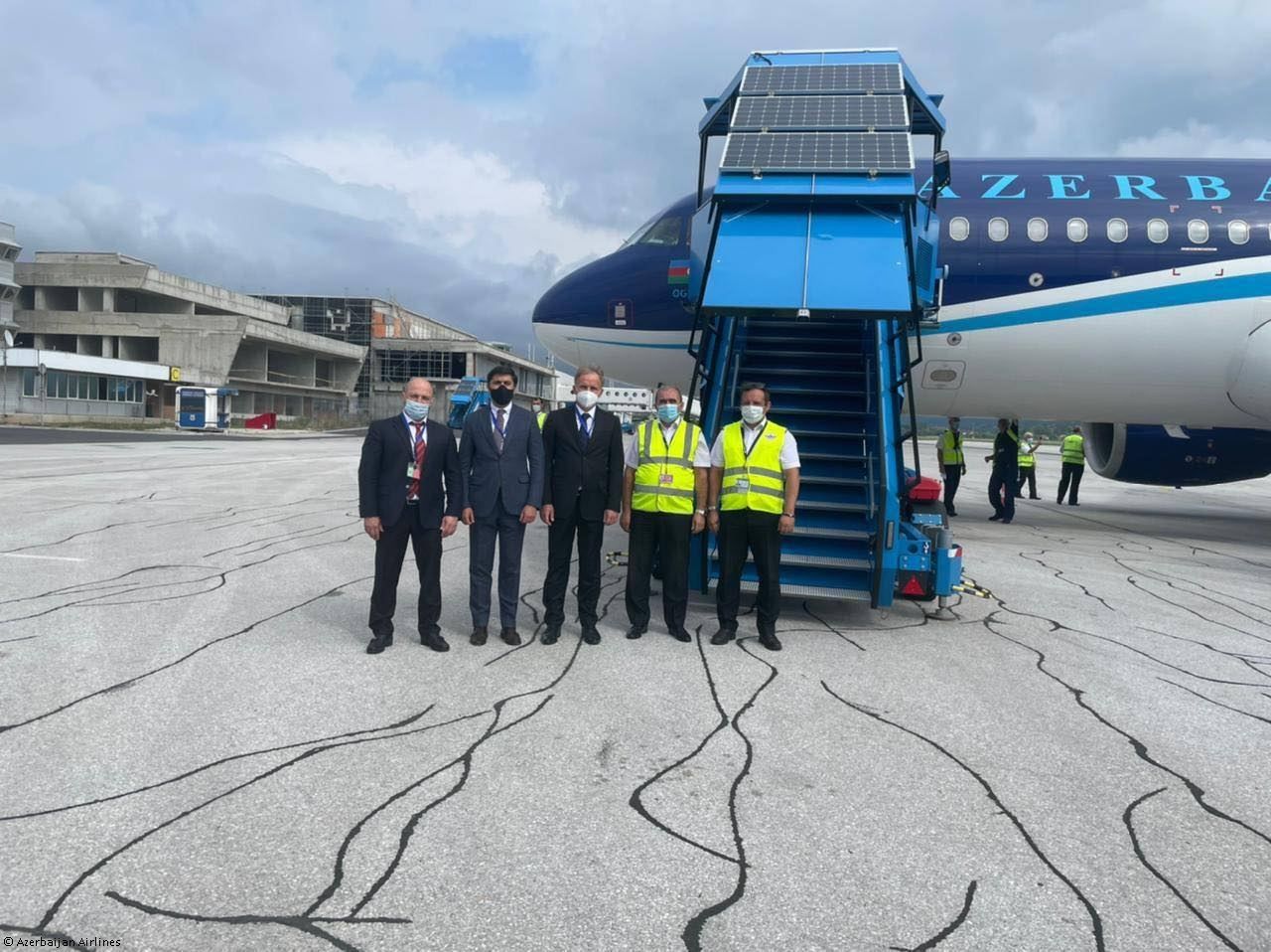 Un avion d'Azerbaijan Airlines livre des vaccins anti-COVID-19 à la Bosnie-Herzégovine