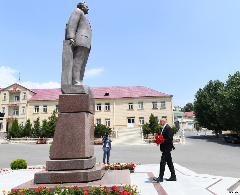 Le président Ilham Aliyev est en déplacement à Dachkessen. Le président de la République se recueille devant le monument du leader national