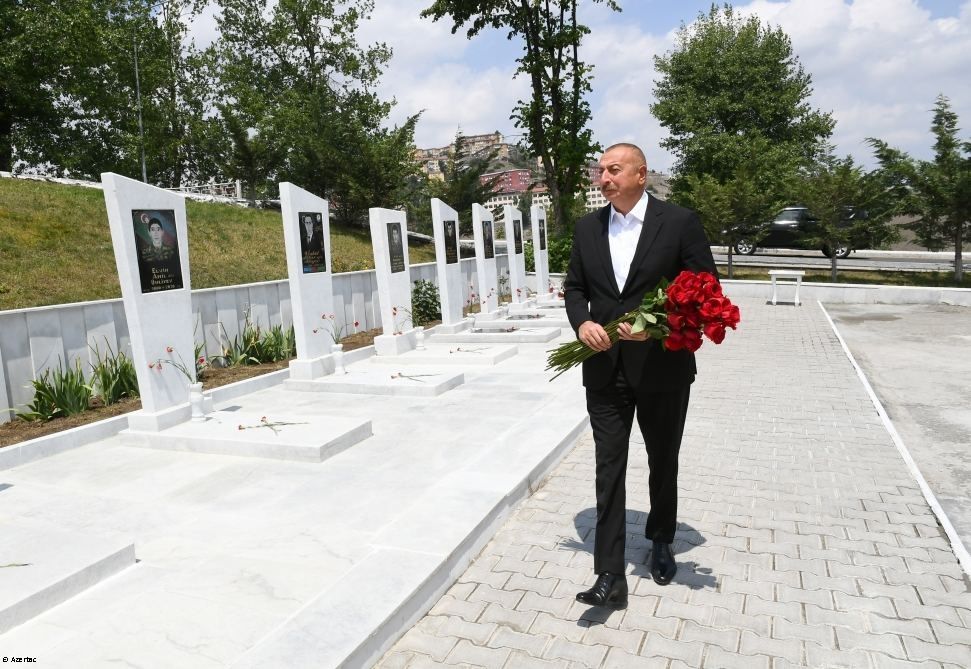 Le président Ilham Aliyev visite l’Allée des Martyrs à Dachkessen