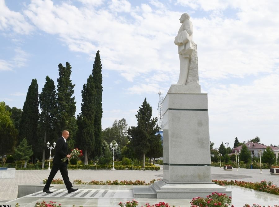 Le président Ilham Aliyev dépose des fleurs devant le monument d’Heydar Aliyev à Goranboy