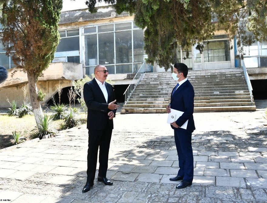 Visite de l’aéroport de Naftalan