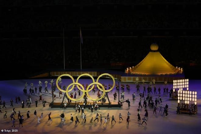 L'équipe azerbaïdjanaise participe au défilé des athlètes lors de l'ouverture des Jeux Olympiques de Tokyo