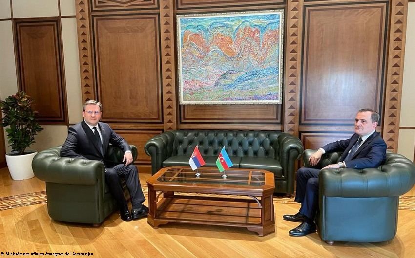 Les ministres des Affaires étrangères de l'Azerbaïdjan et de Serbie se rencontrent en tête-à-tête