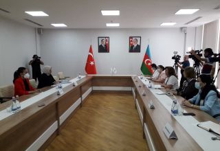Bakou accueille une réunion entre la présidente de l'aile féminine du parti au pouvoir en Turquie et la présidente du Comité d'État azerbaïdjanais pour les affaires familiales, les femmes et les enfants
