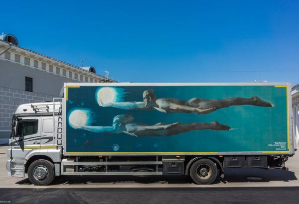 Un camion d'art de neuf mètres avec une reproduction d'une peintute de l'artise azerbaïdjanais Tahir Salahov voyage à travers la Russie