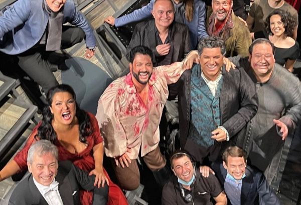 L'artiste azerbaïdjanais Yusif Eyvazov est apparu sur la scène du Théâtre royal de Madrid avec une chemise ensanglantée - VIDEO