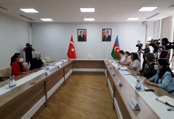 Bakou accueille une réunion entre la présidente de l'aile féminine du parti au pouvoir en Turquie et la présidente du Comité d'État azerbaïdjanais pour les affaires familiales, les femmes et les enfants
