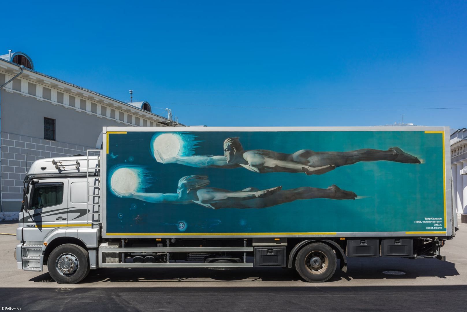 Un camion d'art de neuf mètres avec une reproduction d'une peintute de l'artise azerbaïdjanais Tahir Salahov voyage à travers la Russie