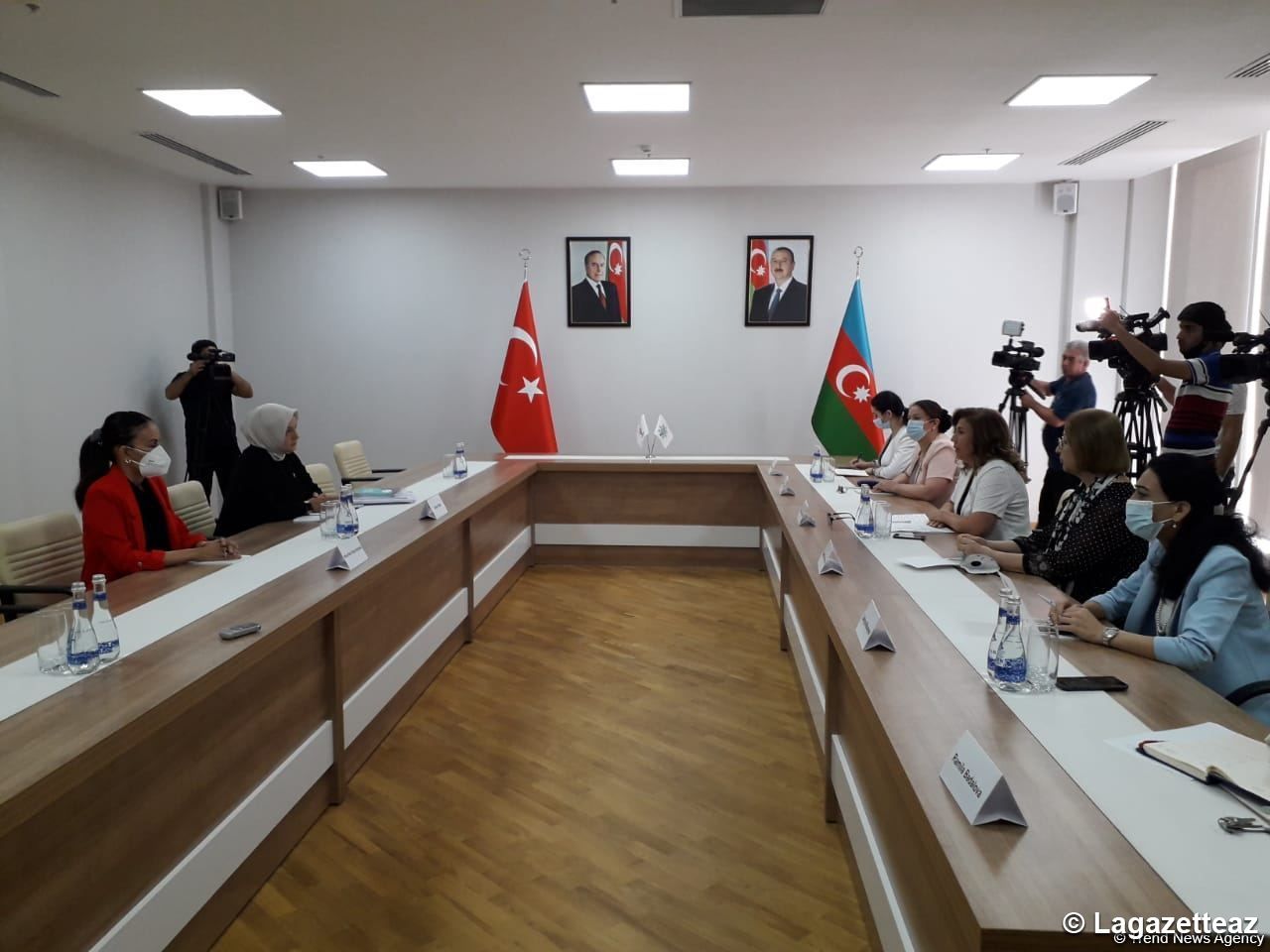 Bakou accueille une réunion entre la présidente de l'aile féminine du parti au pouvoir en Turquie et la présidente du Comité d'État azerbaïdjanais pour les affaires familiales, les femmes et les enfants