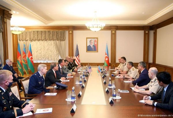 Le ministre azerbaïdjanais de la Défense rencontre une délégation de l'Oklahoma