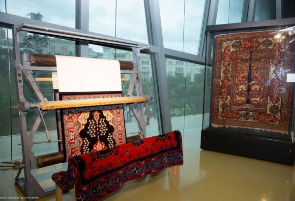 Le Musée national du Tapis d'Azerbaïdjan accueille une cérémonie de la découpe du tapis du Karabagh « Khanlyg » sur le métier à tisser
