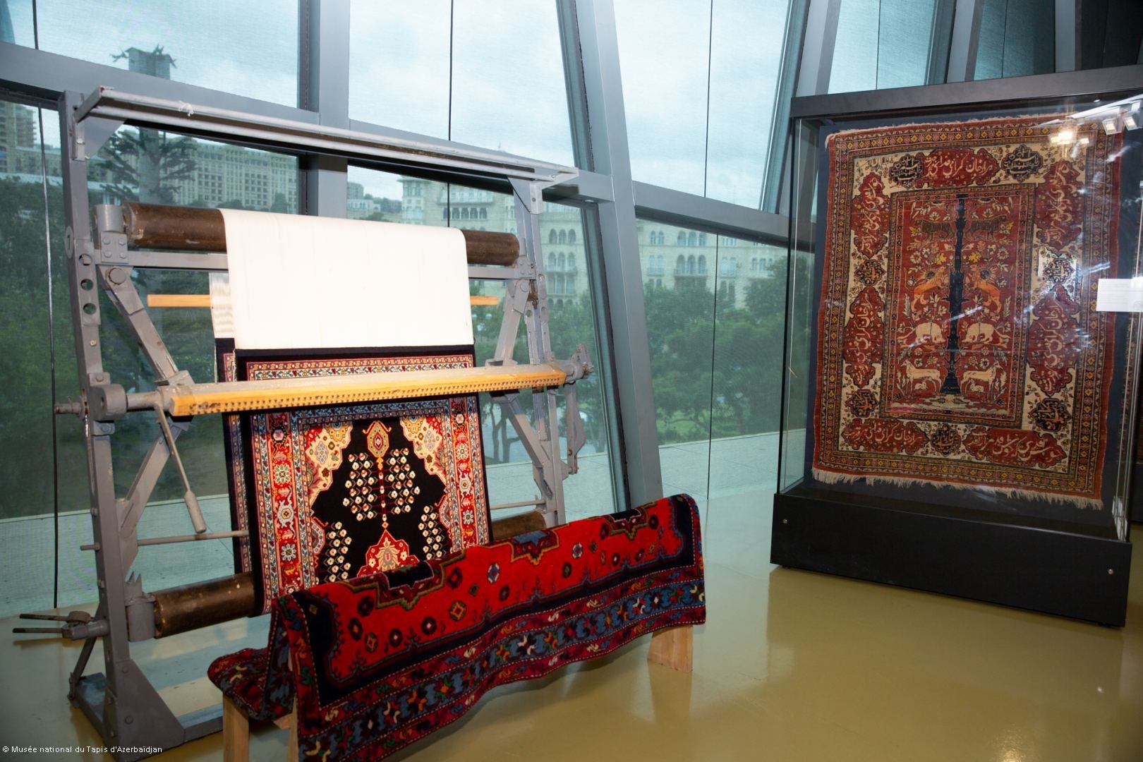Le Musée national du Tapis d'Azerbaïdjan accueille une cérémonie de la découpe du tapis du Karabagh « Khanlyg » sur le métier à tisser
