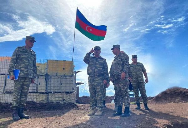 Le ministre azerbaïdjanais de la Défense rencontre le personnel en service de combat dans le district de Kelbadjar