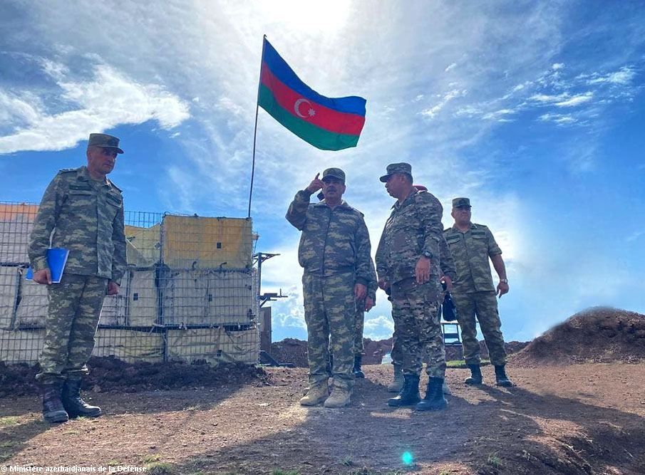 Le ministre azerbaïdjanais de la Défense rencontre le personnel en service de combat dans le district de Kelbadjar