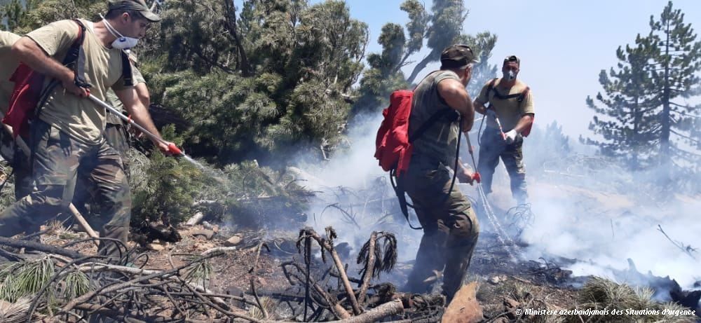 Les pompiers azerbaïdjanais continuent de lutter contre les feux de forêt en Turquie