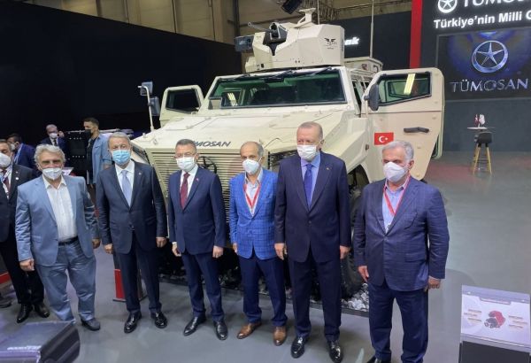 Le président turc a montré un intérêt particulier pour le véhicule blindé national produit par TUMOSAN lors du Salon international de l'industrie de la défense IDEF-2021