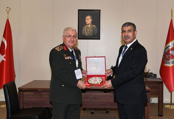 Le ministre azerbaïdjanais de la Défense rencontre le chef d'état-major général des forces armées turques