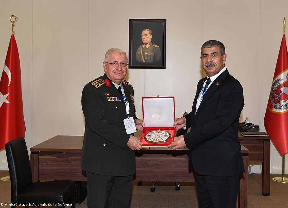 Le ministre azerbaïdjanais de la Défense rencontre le chef d'état-major général des forces armées turques