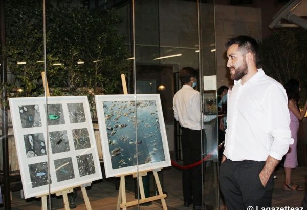 La vente aux enchères caritative à Bakou : comment des photographes azerbaïdjanais contribuent au recyclage des piles usagées