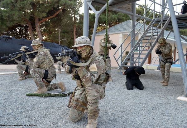 Le ministre azerbaïdjanais de la Défense a assisté à la cérémonie de remise des diplômes des Cours de Base des Commandos Marine