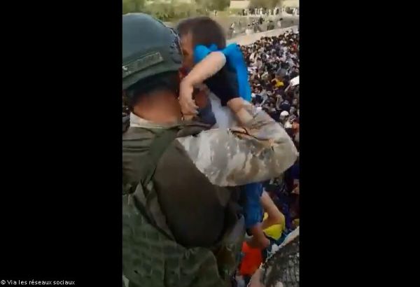 Des soldats de la paix azerbaïdjanais sauvent un jeune enfant à Kaboul – VIDEO