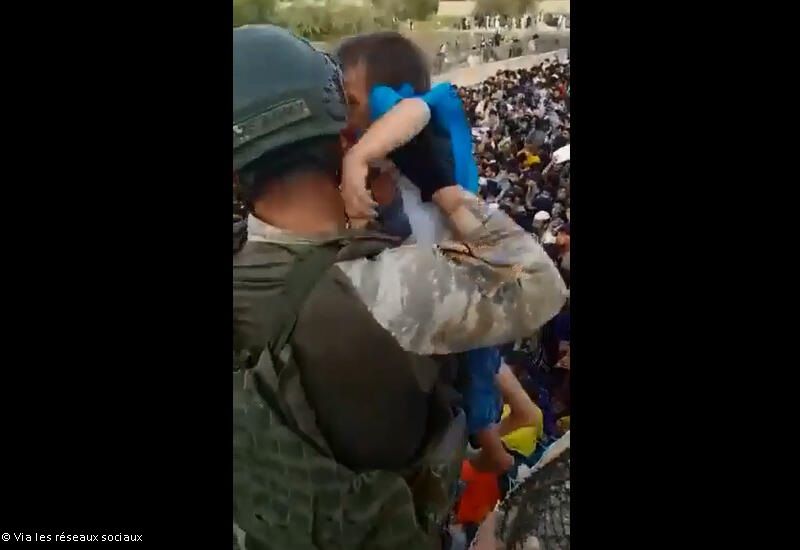 Des soldats de la paix azerbaïdjanais sauvent un jeune enfant à Kaboul – VIDEO