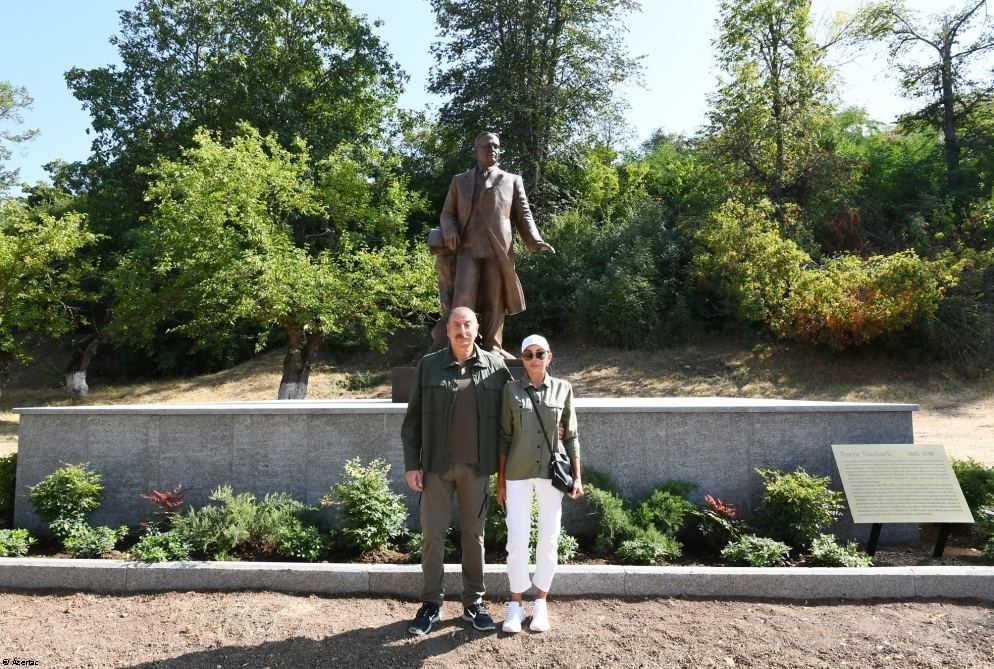 Le président azerbaïdjanais et son épouse participent à l’inauguration d’une statue d’Uzeyir Hadjibeyli à Choucha