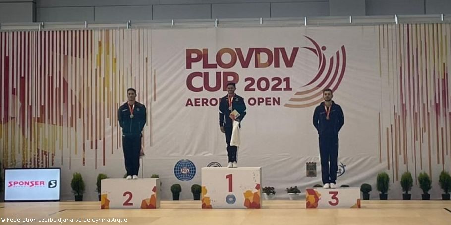Le gymnaste azerbaïdjanais Vladimir Dolmatov remporte une médaille lors d'une compétition en Bulgarie
