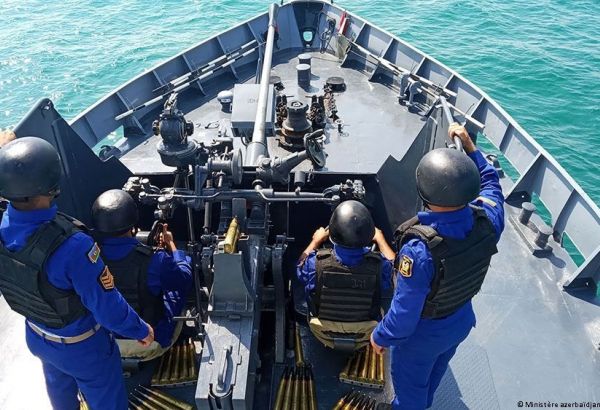 Jeux militaires Internationaux 2021 : les participants à la compétition «Coupe de la mer» effectuent des tirs d'artillerie sur une cible aérienne