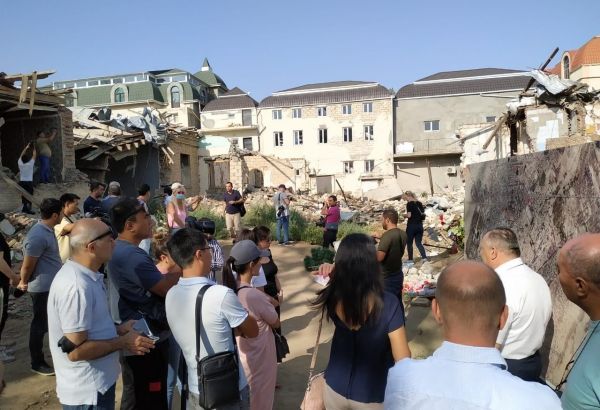 Les représentants des médias des États membres et observateurs du Conseil turcique visitent la ville azerbaïdjanaise de Gandja